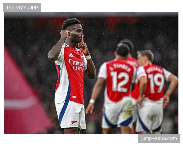 接管右路本季边锋萨卡前插传球撕防线，较上季更主动