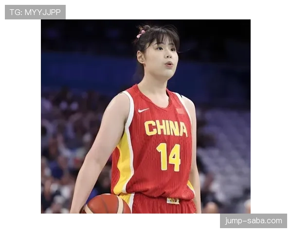 李月汝随便一张照片都像富太太遛街，我的购物车默默合上了
